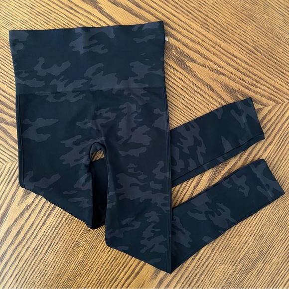 NEW! SPANX Look at Me Now Seamless Cropped Leggings - Black Camo - Picture 7 of 9